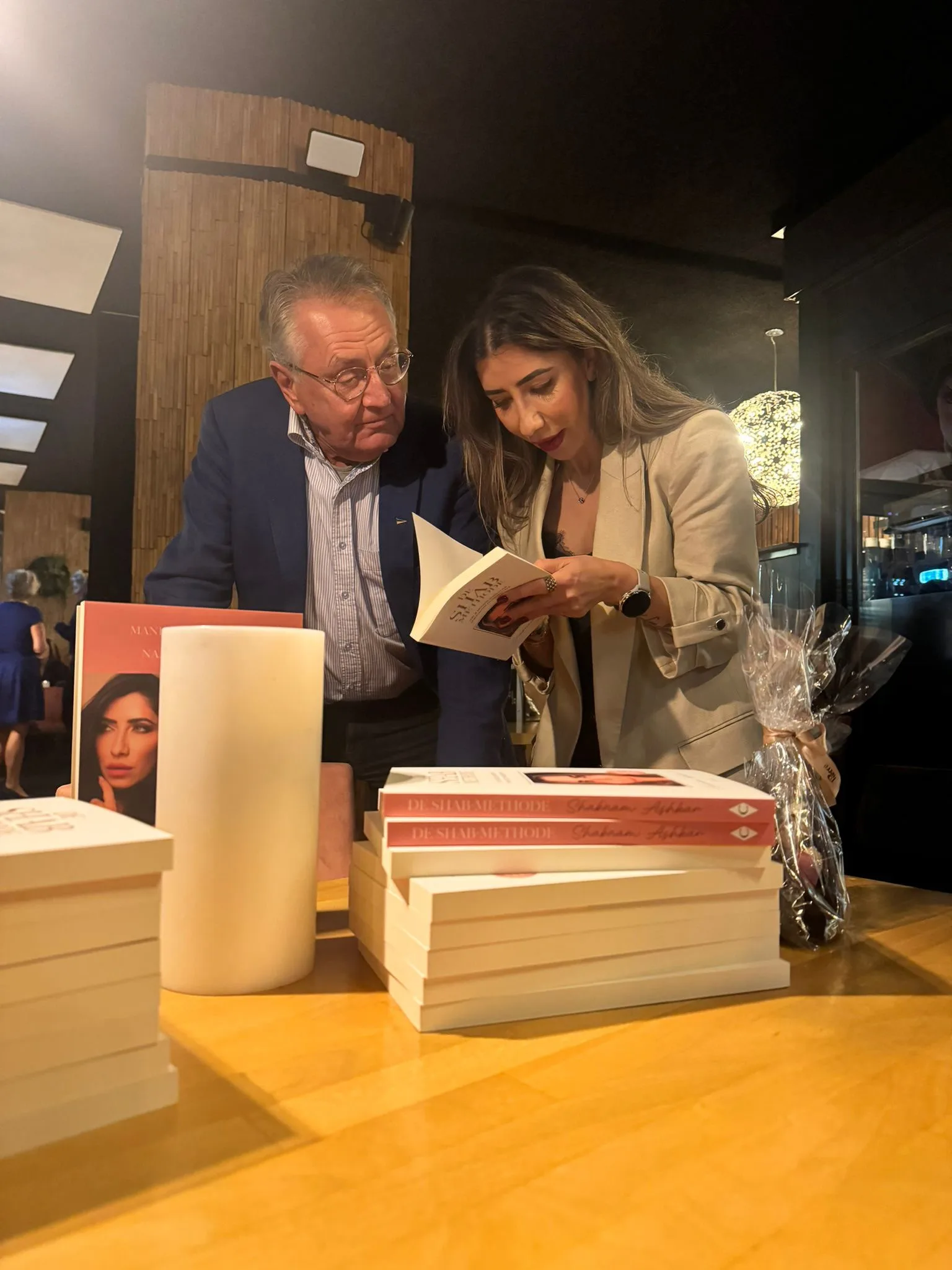 Shabnam Ashkar bij boekpresentatie